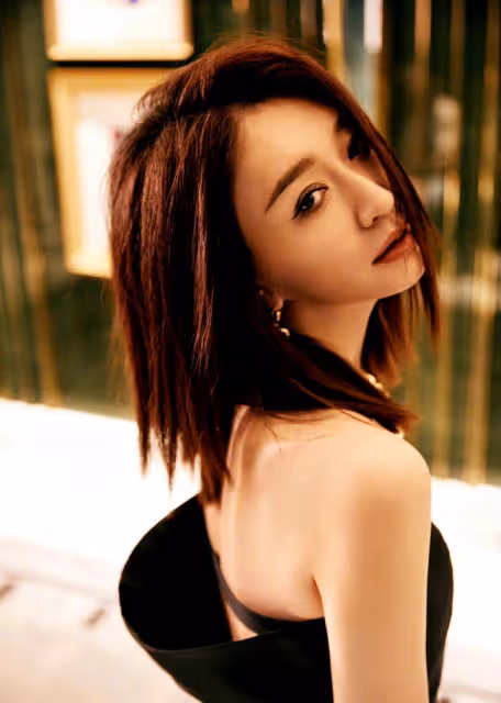 46歲李小冉氣質真好,一襲黑色抹身材長裙亮相紅毯,優雅又高級