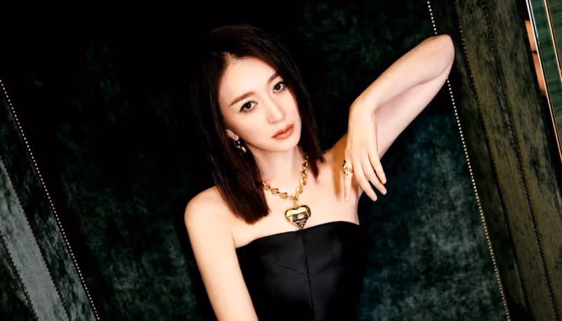 46歲李小冉氣質真好,一襲黑色抹身材長裙亮相紅毯,優雅又高級