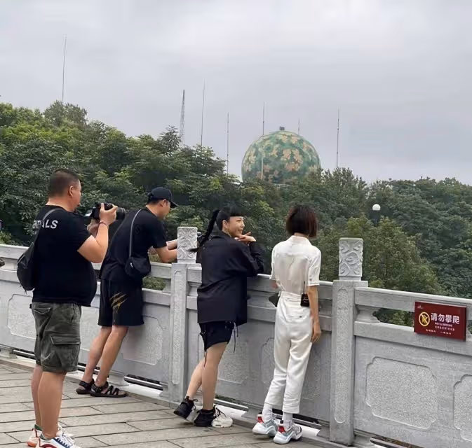 路人鏡頭下的姐姐,骨頭人身材把女明星襯成壯碩阿姨,變大頭娃娃