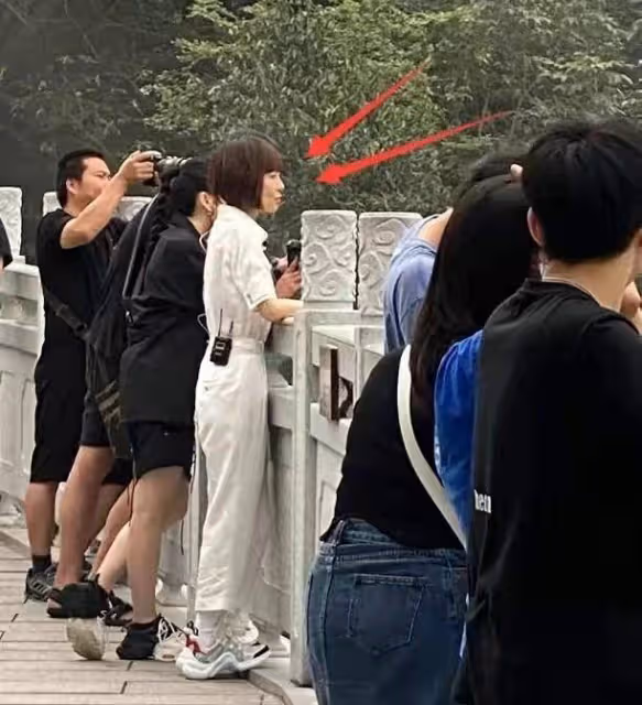 路人鏡頭下的姐姐,骨頭人身材把女明星襯成壯碩阿姨,變大頭娃娃