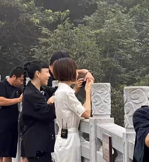 路人鏡頭下的姐姐,骨頭人身材把女明星襯成壯碩阿姨,變大頭娃娃