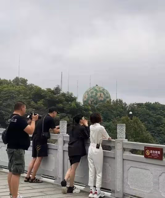 路人鏡頭下的姐姐,骨頭人身材把女明星襯成壯碩阿姨,變大頭娃娃