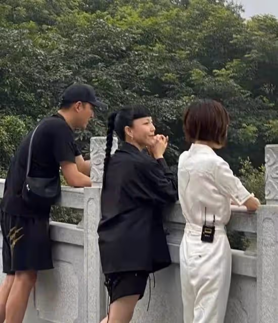 路人鏡頭下的姐姐,骨頭人身材把女明星襯成壯碩阿姨,變大頭娃娃