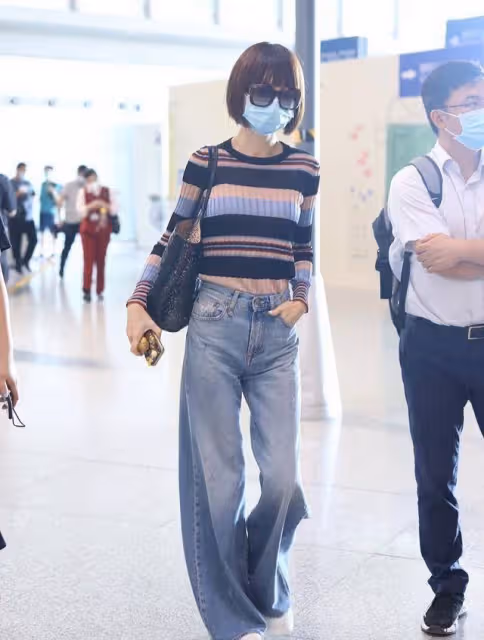 路人鏡頭下的姐姐,骨頭人身材把女明星襯成壯碩阿姨,變大頭娃娃
