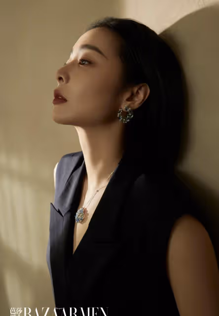 「大嫂」高葉登芭莎男士,白色抹身材時尚撩人,弔帶連衣裙大秀美背
