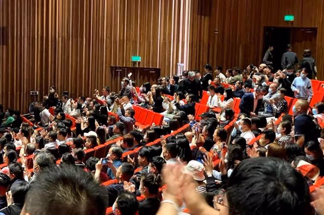 張國立:話劇公開嘲諷張鐵林英國國籍,說「有文化的都去英國了」