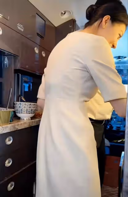 網紅二驢很真放肆,要求空姐換裝服務,影響惡劣被多部門聯合封殺
