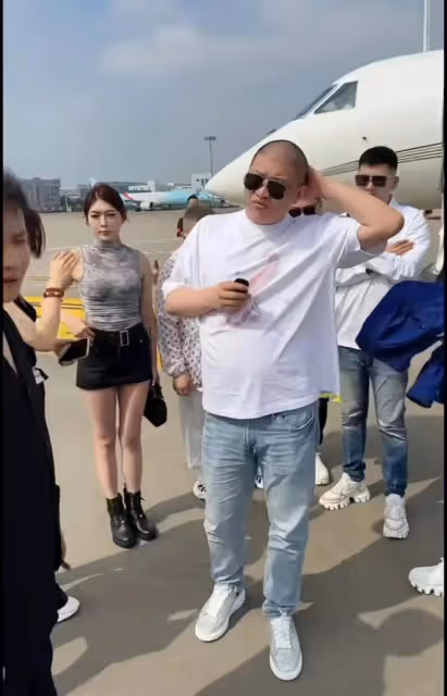 網紅二驢很真放肆,要求空姐換裝服務,影響惡劣被多部門聯合封殺