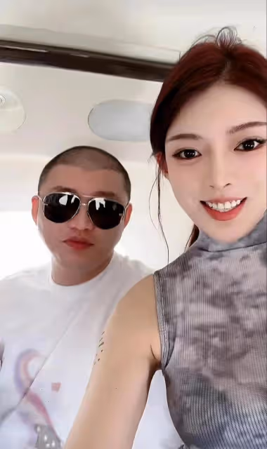 網紅二驢很真放肆,要求空姐換裝服務,影響惡劣被多部門聯合封殺