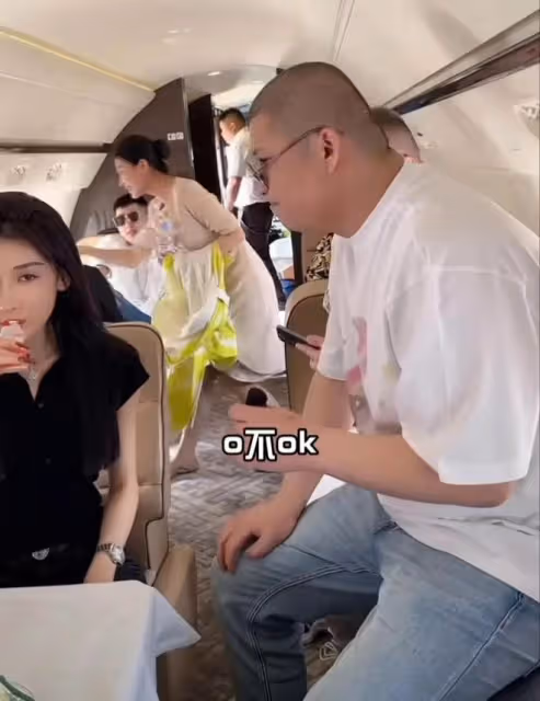 網紅二驢很真放肆,要求空姐換裝服務,影響惡劣被多部門聯合封殺