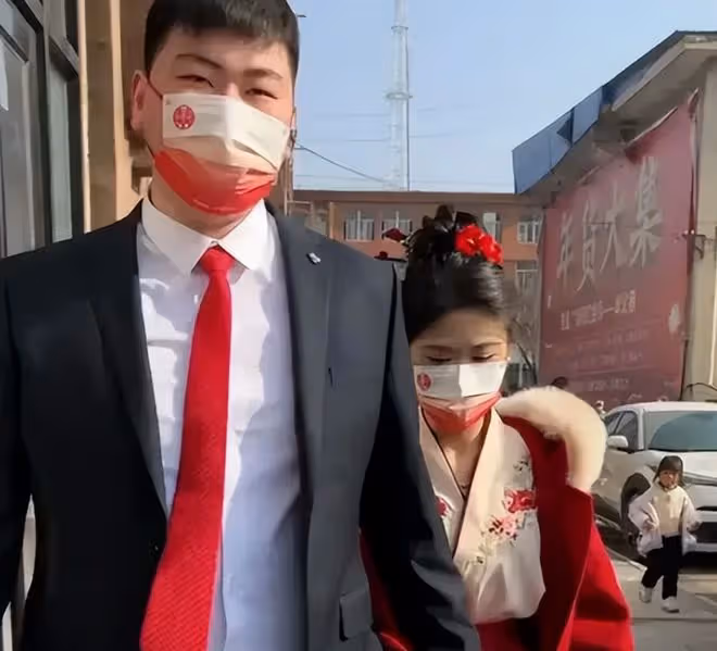 一炮倆響！陳萌官宣產雙胞胎，大眼睛雙眼皮，大衣哥笑得合不攏嘴