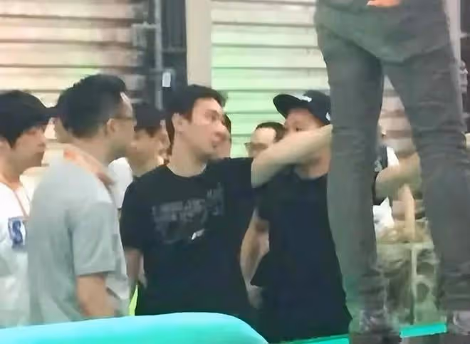王思聰與美女玩完桌遊,同住五星天價酒店,此前被曝夜店對人動粗