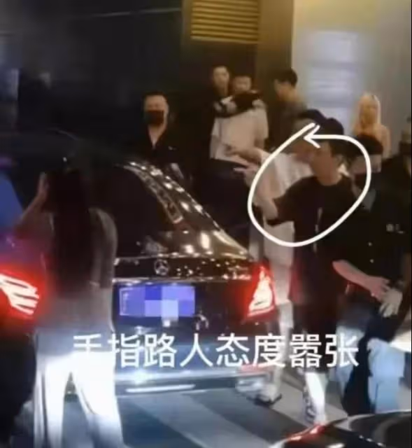 王思聰與美女玩完桌遊,同住五星天價酒店,此前被曝夜店對人動粗