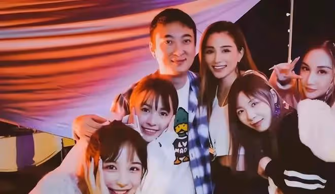 王思聰與美女玩完桌遊,同住五星天價酒店,此前被曝夜店對人動粗