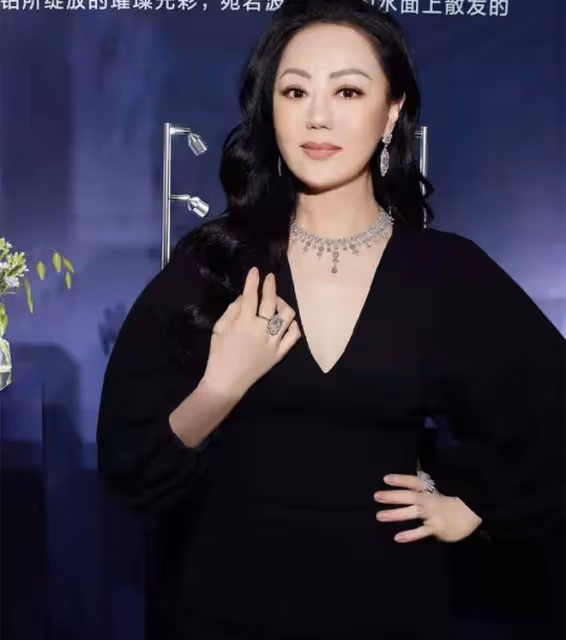 60歲章小蕙出席活動生圖曝光,網友刷屏狂嘲,稱其頭大五短身材