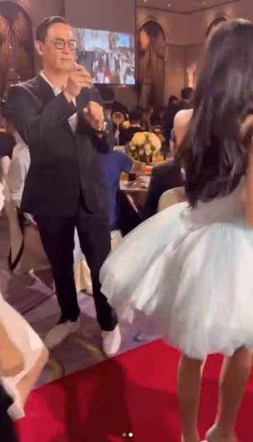 小S參加15歲女兒畢業舞會!愛女穿抹胸裙打扮成熟,已逆襲成美女