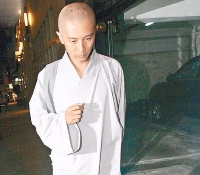 知名港星出家13年罕現身,衣服殘舊鬍子白,在李嘉誠捐建寺廟修行