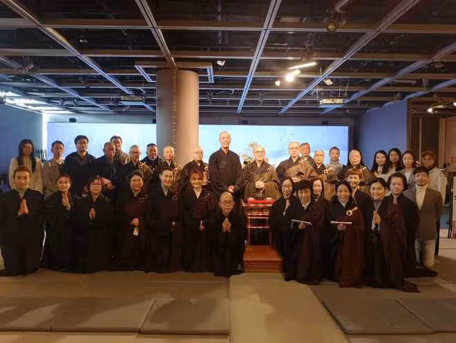 知名港星出家13年罕現身,衣服殘舊鬍子白,在李嘉誠捐建寺廟修行