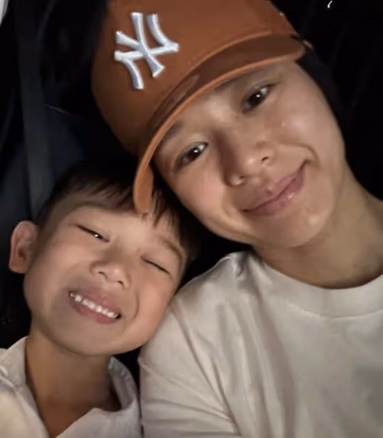 胡杏兒曬母子同框,一手攬住3個兒子,素顏無濾鏡毛孔黑頭好清晰