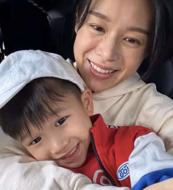 胡杏兒曬母子同框,一手攬住3個兒子,素顏無濾鏡毛孔黑頭好清晰