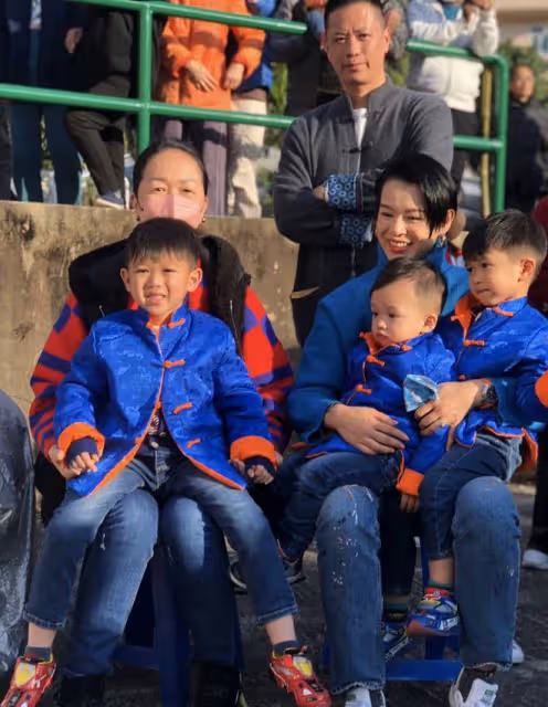 胡杏兒曬母子同框，一手攬住3個兒子，素顏無濾鏡毛孔黑頭好清晰