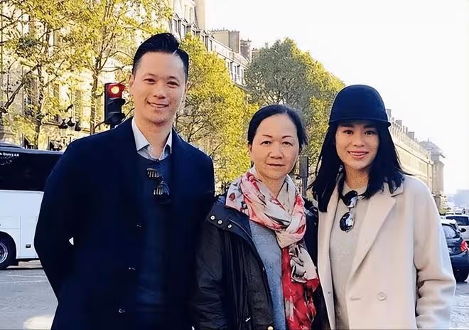 胡杏兒曬母子同框，一手攬住3個兒子，素顏無濾鏡毛孔黑頭好清晰