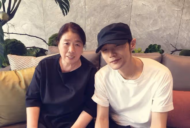 楊丞琳帶老公回台灣,貼臉摟肩慶39歲生日,李榮浩與丈母娘罕同框