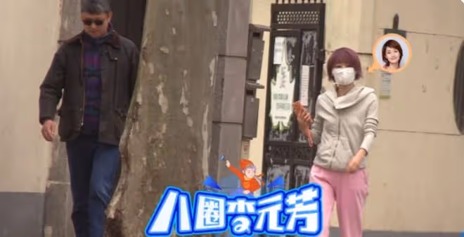 文章疑似和女友約會,兩人牽手摟肩舉止親密,女孩兒年輕貌美