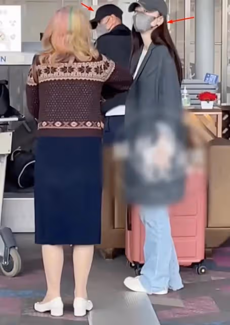 文章疑似和女友約會,兩人牽手摟肩舉止親密,女孩兒年輕貌美