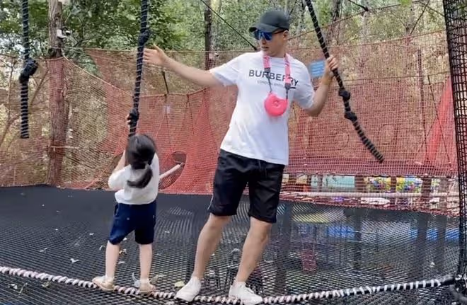 董璇為7歲女兒慶生,罕曬前夫高雲翔帶娃,小酒窩全程拘謹無笑容