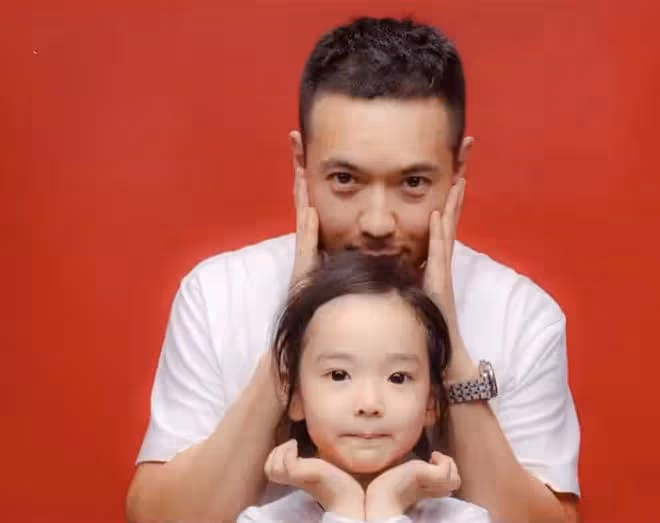 董璇為7歲女兒慶生,罕曬前夫高雲翔帶娃,小酒窩全程拘謹無笑容