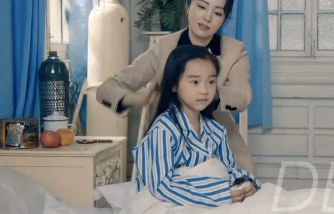 董璇為7歲女兒慶生,罕曬前夫高雲翔帶娃,小酒窩全程拘謹無笑容