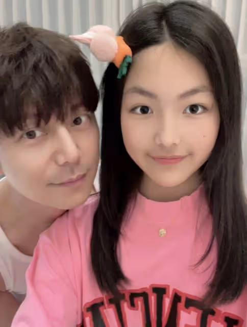 李湘帶女兒與何炅聚會,49歲何炅好抗老,和13歲王詩齡同框像兄妹