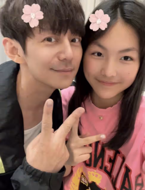 李湘帶女兒與何炅聚會,49歲何炅好抗老,和13歲王詩齡同框像兄妹