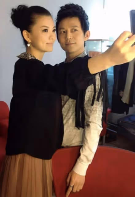 李湘帶女兒與何炅聚會,49歲何炅好抗老,和13歲王詩齡同框像兄妹