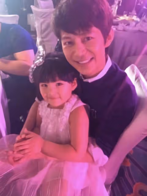 李湘帶女兒與何炅聚會,49歲何炅好抗老,和13歲王詩齡同框像兄妹