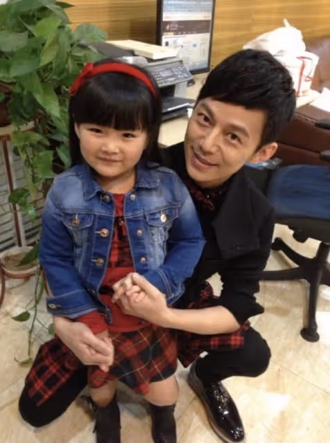 李湘帶女兒與何炅聚會,49歲何炅好抗老,和13歲王詩齡同框像兄妹