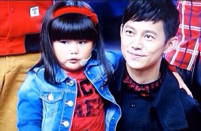 李湘帶女兒與何炅聚會,49歲何炅好抗老,和13歲王詩齡同框像兄妹