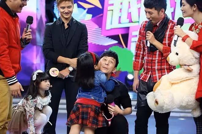 李湘帶女兒與何炅聚會,49歲何炅好抗老,和13歲王詩齡同框像兄妹