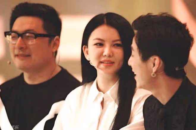 李湘帶女兒與何炅聚會,49歲何炅好抗老,和13歲王詩齡同框像兄妹