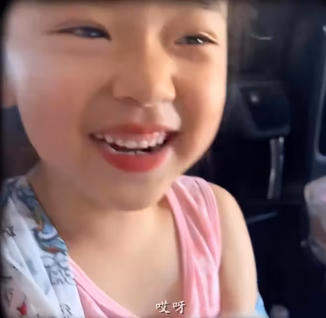 董璇高雲翔合體為女兒慶生,再現夫妻恩愛時刻,7歲女兒開心大笑