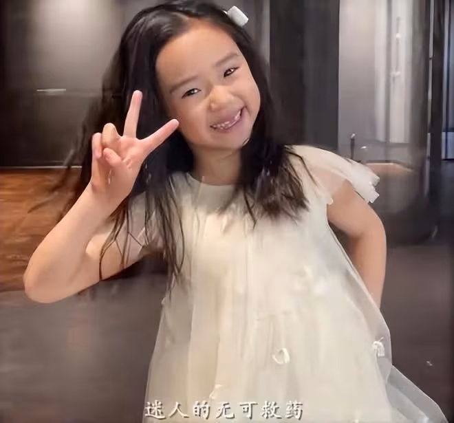 董璇高雲翔合體為女兒慶生,再現夫妻恩愛時刻,7歲女兒開心大笑