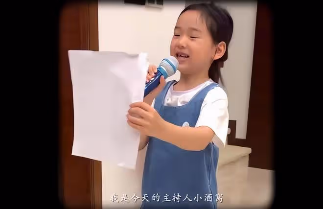 董璇高雲翔合體為女兒慶生,再現夫妻恩愛時刻,7歲女兒開心大笑