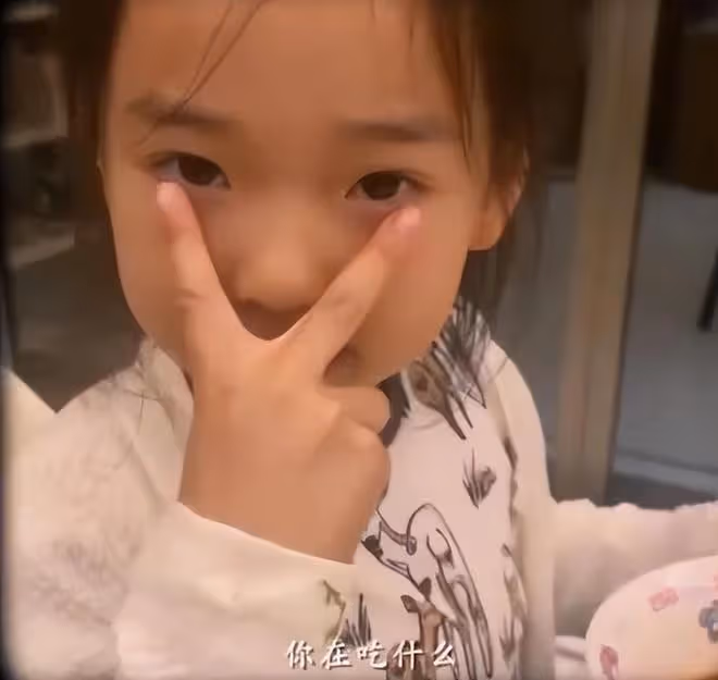 董璇高雲翔合體為女兒慶生,再現夫妻恩愛時刻,7歲女兒開心大笑