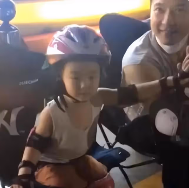 董璇高雲翔合體為女兒慶生,再現夫妻恩愛時刻,7歲女兒開心大笑
