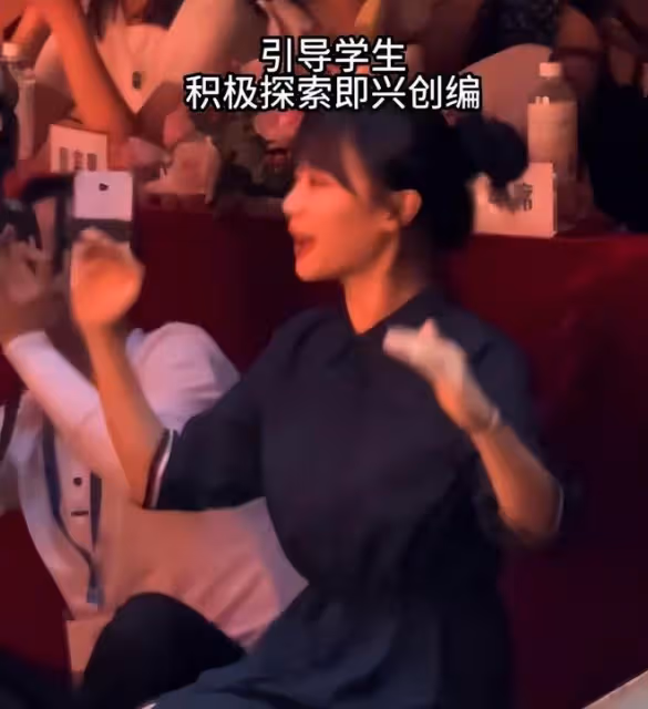 「挖呀挖」黃老師兒童節再次走紅,穿潮流衣服帶孩子們大合唱