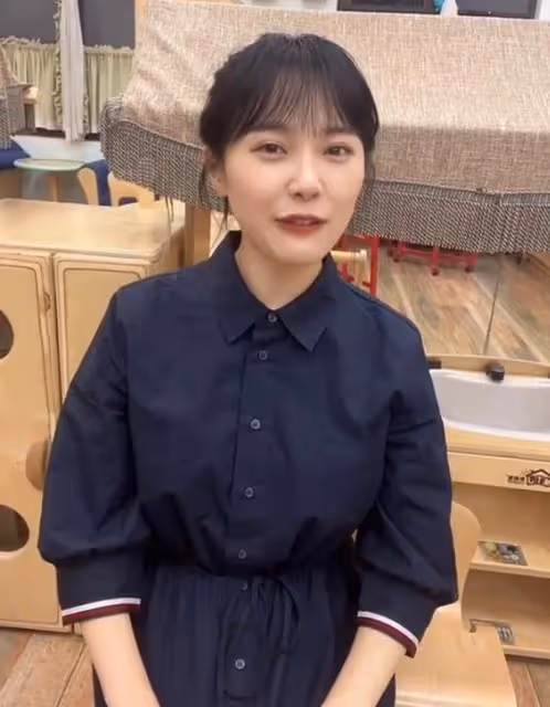 「挖呀挖」黃老師兒童節再次走紅,穿潮流衣服帶孩子們大合唱