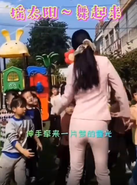 「挖呀挖」黃老師兒童節再次走紅,穿潮流衣服帶孩子們大合唱