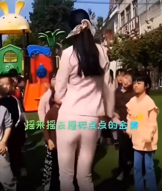 「挖呀挖」黃老師兒童節再次走紅,穿潮流衣服帶孩子們大合唱