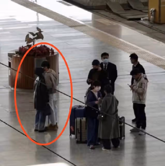 楊丞琳帶老公回台灣，貼臉摟肩慶39歲生日，李榮浩與丈母娘罕見同框
